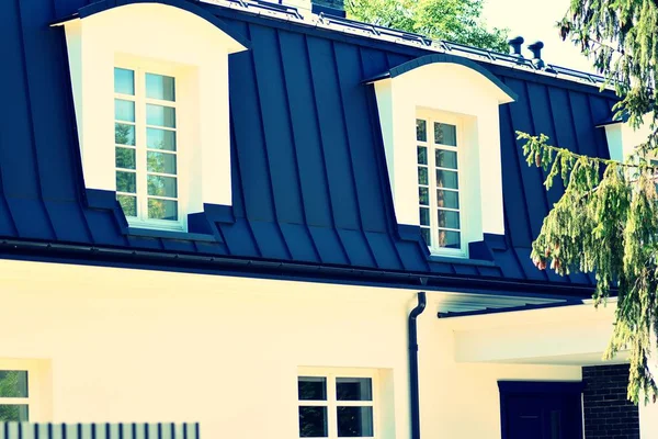 Tek aile evi. retro stilize renkli ton filtre efekti