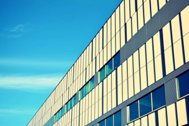 Modern ofis açık gökyüzü arka plan üzerinde. Retro stilize renkli ton filtre efekti