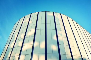 Modern ofis açık gökyüzü arka plan üzerinde. Retro stilize renkli ton filtre efekti