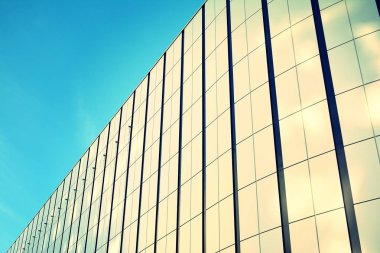 Modern ofis açık gökyüzü arka plan üzerinde. Retro stilize renkli ton filtre efekti
