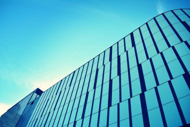 Modern ofis açık gökyüzü arka plan üzerinde. Retro stilize renkli ton filtre efekti