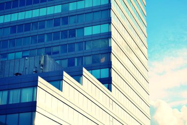 Modern ofis açık gökyüzü arka plan üzerinde. Retro stilize renkli ton filtre efekti