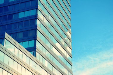 Modern ofis açık gökyüzü arka plan üzerinde. Retro stilize renkli ton filtre efekti