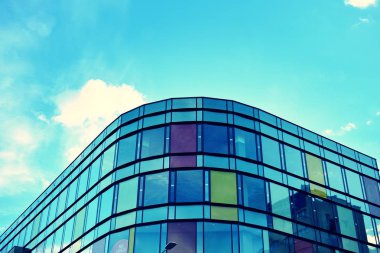 Modern ofis açık gökyüzü arka plan üzerinde. Retro stilize renkli ton filtre efekti