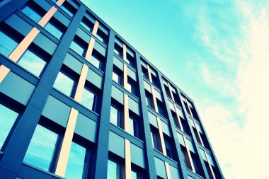 Modern ofis açık gökyüzü arka plan üzerinde. Retro stilize renkli ton filtre efekti