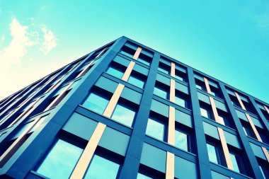 Modern ofis açık gökyüzü arka plan üzerinde. Retro stilize renkli ton filtre efekti