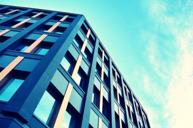 Modern ofis açık gökyüzü arka plan üzerinde. Retro stilize renkli ton filtre efekti