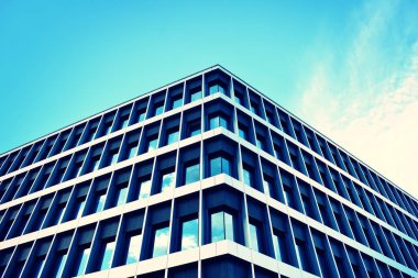 Modern ofis açık gökyüzü arka plan üzerinde. Retro stilize renkli ton filtre efekti