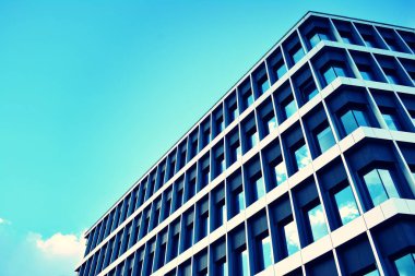 Modern ofis açık gökyüzü arka plan üzerinde. Retro stilize renkli ton filtre efekti