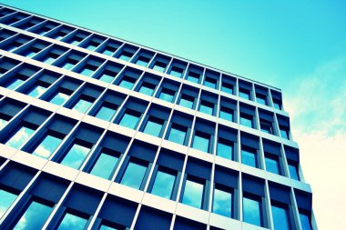 Modern ofis açık gökyüzü arka plan üzerinde. Retro stilize renkli ton filtre efekti