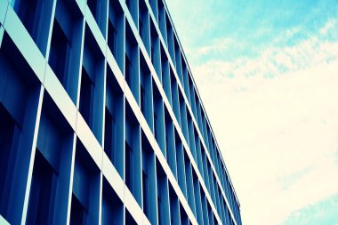 Modern ofis açık gökyüzü arka plan üzerinde. Retro stilize renkli ton filtre efekti