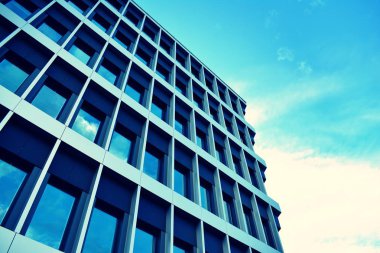 Modern ofis açık gökyüzü arka plan üzerinde. Retro stilize renkli ton filtre efekti