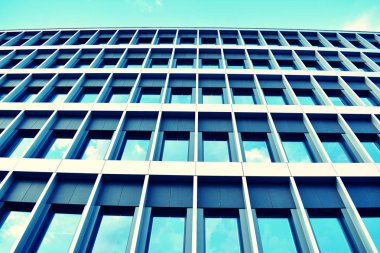 Modern ofis açık gökyüzü arka plan üzerinde. Retro stilize renkli ton filtre efekti