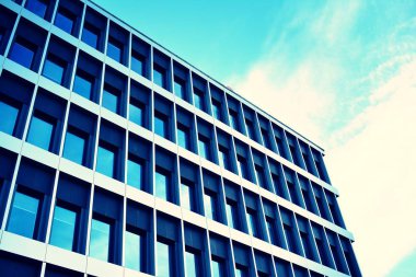 Modern ofis açık gökyüzü arka plan üzerinde. Retro stilize renkli ton filtre efekti