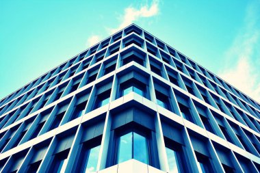 Modern ofis açık gökyüzü arka plan üzerinde. Retro stilize renkli ton filtre efekti