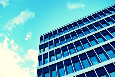 Modern ofis açık gökyüzü arka plan üzerinde. Retro stilize renkli ton filtre efekti