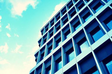 Modern ofis açık gökyüzü arka plan üzerinde. Retro stilize renkli ton filtre efekti