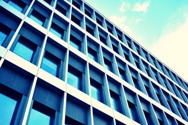 Modern ofis açık gökyüzü arka plan üzerinde. Retro stilize renkli ton filtre efekti