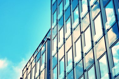 Modern ofis açık gökyüzü arka plan üzerinde. Retro stilize renkli ton filtre efekti