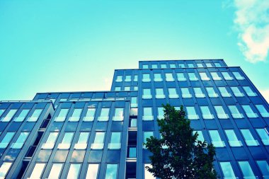 Modern ofis açık gökyüzü arka plan üzerinde. Retro stilize renkli ton filtre efekti