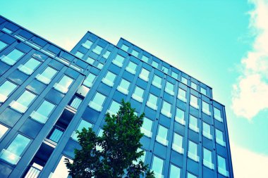 Modern ofis açık gökyüzü arka plan üzerinde. Retro stilize renkli ton filtre efekti