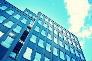 Modern ofis açık gökyüzü arka plan üzerinde. Retro stilize renkli ton filtre efekti