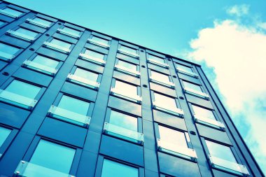 Modern ofis açık gökyüzü arka plan üzerinde. Retro stilize renkli ton filtre efekti