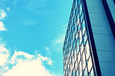 Modern ofis açık gökyüzü arka plan üzerinde. Retro stilize renkli ton filtre efekti