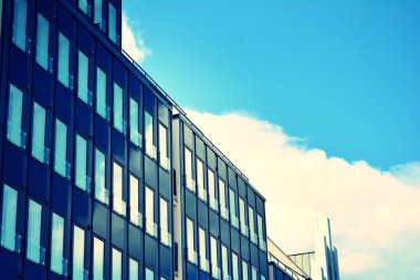 Modern ofis açık gökyüzü arka plan üzerinde. Retro stilize renkli ton filtre efekti