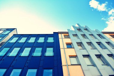 Modern ofis açık gökyüzü arka plan üzerinde. Retro stilize renkli ton filtre efekti