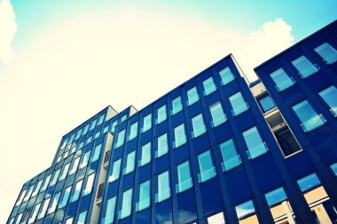 Modern ofis açık gökyüzü arka plan üzerinde. Retro stilize renkli ton filtre efekti