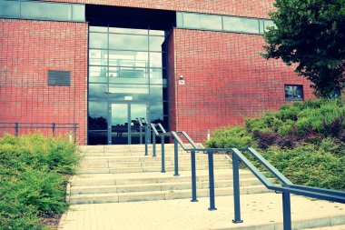 Modern ofis açık gökyüzü arka plan üzerinde. Retro stilize renkli ton filtre efekti