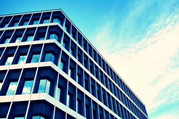 Modern ofis açık gökyüzü arka plan üzerinde. Retro stilize renkli ton filtre efekti