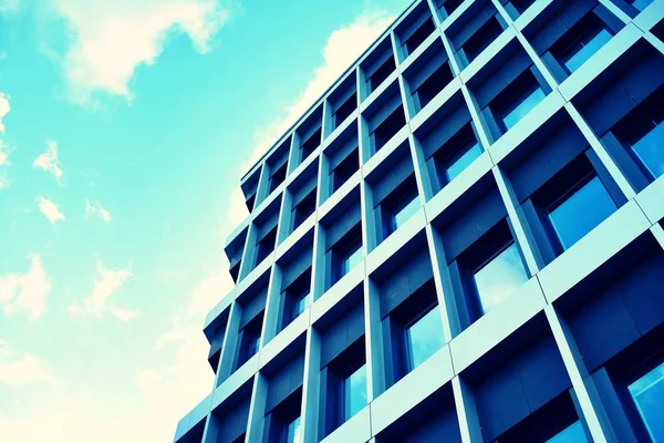 Modern ofis açık gökyüzü arka plan üzerinde. Retro stilize renkli ton filtre efekti