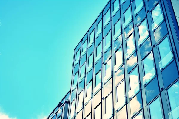 Modern ofis açık gökyüzü arka plan üzerinde. Retro stilize renkli ton filtre efekti