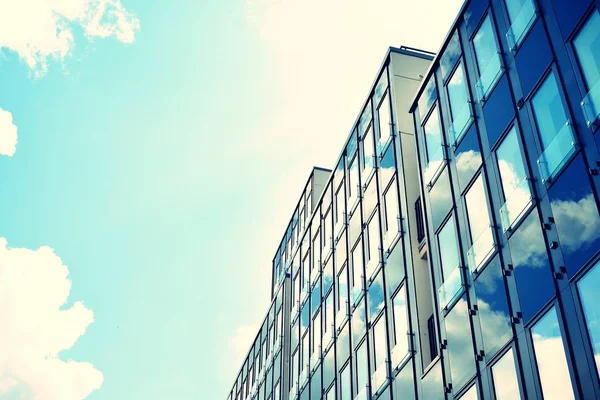 Modern ofis açık gökyüzü arka plan üzerinde. Retro stilize renkli ton filtre efekti