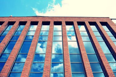 Modern ofis açık gökyüzü arka plan üzerinde. Retro stilize renkli ton filtre efekti