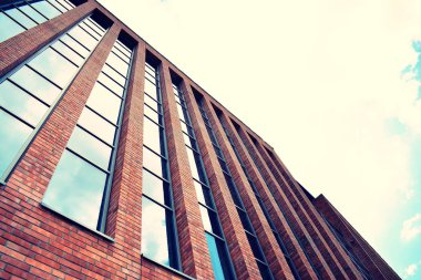 Modern ofis açık gökyüzü arka plan üzerinde. Retro stilize renkli ton filtre efekti