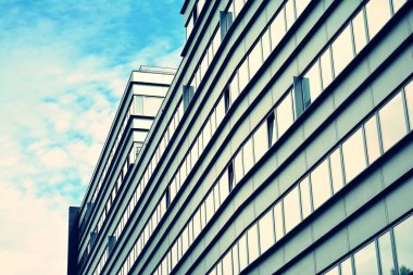 Modern ofis açık gökyüzü arka plan üzerinde. Retro stilize renkli ton filtre efekti