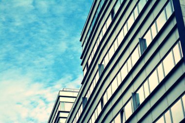 Modern ofis açık gökyüzü arka plan üzerinde. Retro stilize renkli ton filtre efekti