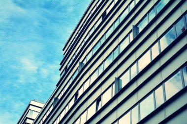 Modern ofis açık gökyüzü arka plan üzerinde. Retro stilize renkli ton filtre efekti