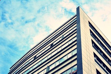 Modern ofis açık gökyüzü arka plan üzerinde. Retro stilize renkli ton filtre efekti