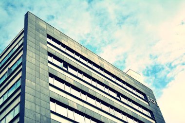 Modern ofis açık gökyüzü arka plan üzerinde. Retro stilize renkli ton filtre efekti