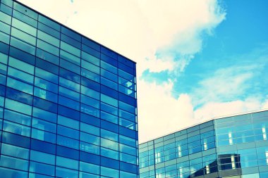 Modern ofis açık gökyüzü arka plan üzerinde. Retro stilize renkli ton filtre efekti