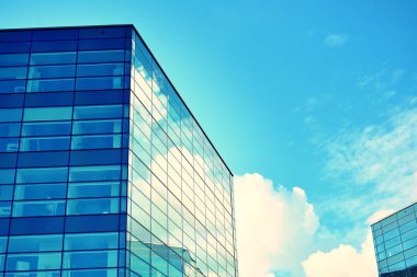 Modern ofis açık gökyüzü arka plan üzerinde. Retro stilize renkli ton filtre efekti