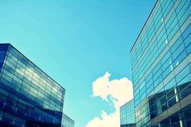 Modern ofis açık gökyüzü arka plan üzerinde. Retro stilize renkli ton filtre efekti