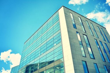 Modern ofis açık gökyüzü arka plan üzerinde. Retro stilize renkli ton filtre efekti