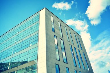 Modern ofis açık gökyüzü arka plan üzerinde. Retro stilize renkli ton filtre efekti