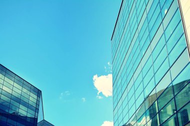 Modern ofis açık gökyüzü arka plan üzerinde. Retro stilize renkli ton filtre efekti