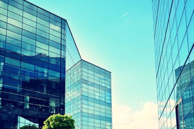 Modern ofis açık gökyüzü arka plan üzerinde. Retro stilize renkli ton filtre efekti